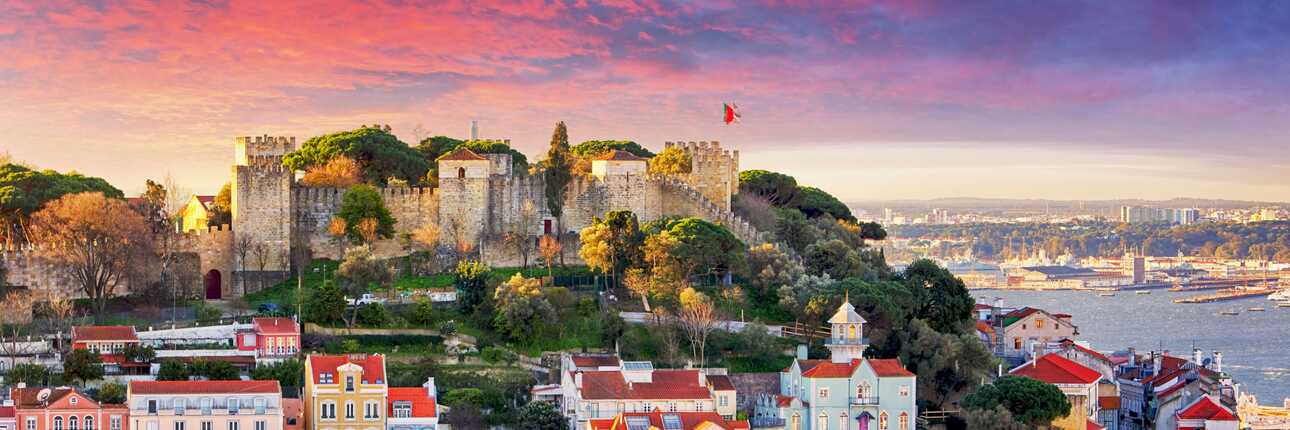 Blick auf die Stadt und das Castelo Sao Jorge bei Abendstimmung