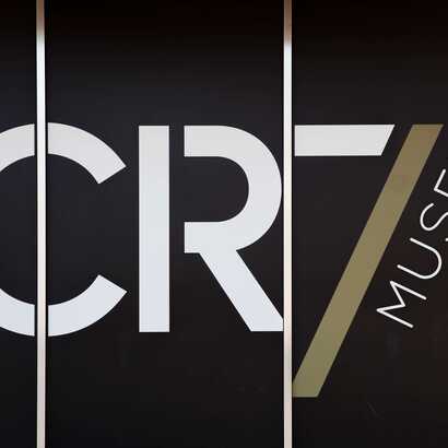 Schild mit dem Logo des CR7 Museums in Funchal, das dem Fußballstar Cristiano Ronaldo gewidmet ist