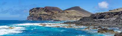 Kontrastreiche Vulkan- und Küstenlandschaft auf der Insel Faial