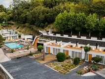 Quinta da Abelheira auf Sao Miguel, modernes Hotel mit Pool und sonnigen Terrassen in grüner Umgebung – perfekt für erholsame Urlaubstage bei picotours.