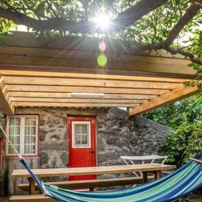 Hotel-aldeia-dos-caldeiroes-holzpergola-haengematte