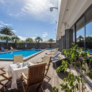 Hotel-antillia-hotel-apartments-pool-terrasse