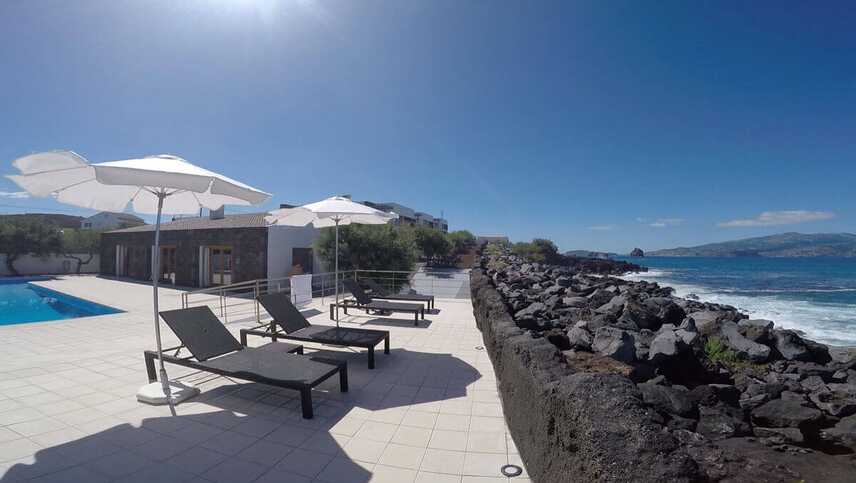 Hotel-baia-da-barca-pool-liegen-meerblick