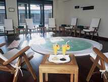 Hotel do Canal auf Faial, entspannender Wellnessbereich mit Whirlpool und erfrischenden Getränken in stilvollem Ambiente.