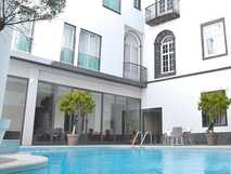 Hotel do Colegio auf Sao Miguel, einladender Außenpool in historischem Ambiente für erholsamen Urlaub.