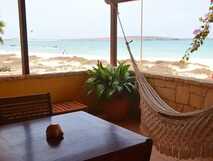 Orchidea Guesthouse auf Boa Vista, gemütliche Terrasse mit Hängematte und Meerblick – perfekte Entspannung am Strand.