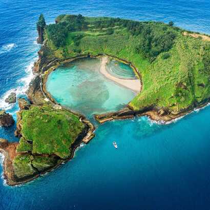 Insel Ilhéu de Vila Franca do Campo von oben mit Lagune und abfahrendem Boot