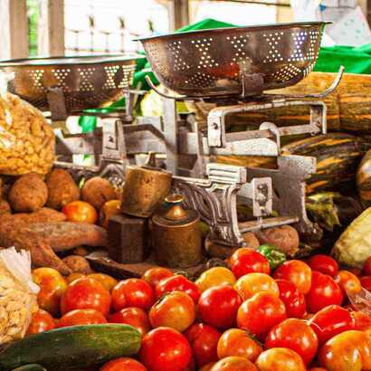 Buntes Auwahl von Tomaten und anderem Gemüse auf dem Markt in Praia