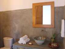 La Fora Ecolodge auf Fogo – rustikales Bad mit modernem, ökologischen Design und liebevollen Details.