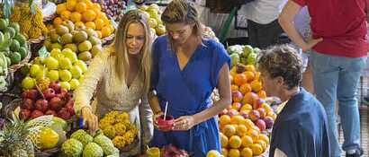 Eine zweistöckige Markthalle Funchals, die Madeiras Geschichte erzählt mit Lebensmittel und Kunsthandwerk