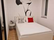 Mileumanoites auf Flores, stilvolles und modernes Zimmer mit künstlerischer Wandgestaltung für entspannte Nächte.