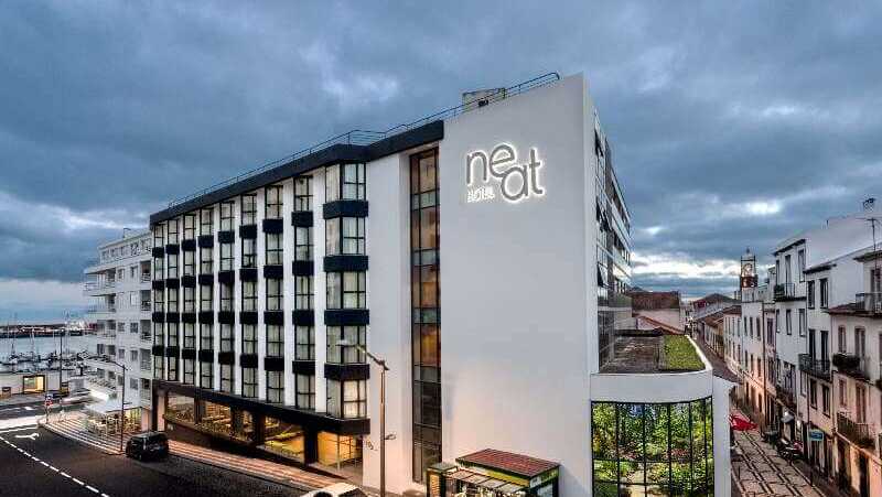 Neat-hotel-pdl-aussenansicht