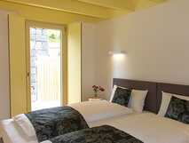 Patio Lodge auf Faial – Helles und komfortables Doppelzimmer mit modernem Ambiente und ruhiger Atmosphäre.