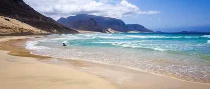 Beliebter Strand auf der Insel Sao Vicente: Baia das Gatas