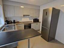 Santa Cruz Villas auf Flores – Moderne, voll ausgestattete Küche.