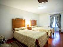 Quinta de Sao Caetano auf Sao Miguel, gemütliches Zimmer mit zwei Einzelbetten und traditionellem Ambiente für erholsamen Urlaub