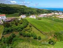 Tradicampo - Casa da Fonte auf Sao Miguel, idyllische Ferienunterkunft umgeben von grünen Wiesen und herrlicher Natur mit Meerblick – perfekte Auszeit bei picotours.