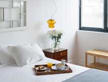 Herdade do Ananas auf São Miguel, stilvolles Zimmer mit gemütlichem Frühstückstablett – perfekter Ort für entspannte Urlaubsmomente bei picotours.