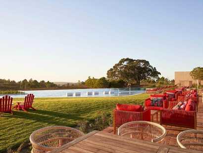 Blick auf Rasenfläche und Teich hinter einem Boutique-Hotel in Portugal