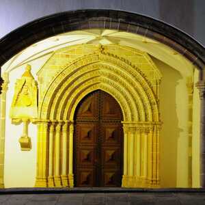 Eingang der Igreja dos Lóios in Évora bei Nacht