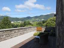 Casa da Cisaltina auf Sao Miguel, idyllische Terrasse mit Panoramablick auf grüne Hügel – perfekter Ort zum Entspannen bei picotours.