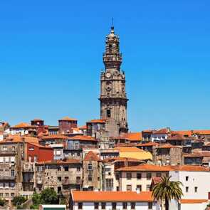 Der Torre dos Clerigos ist ein Wahrzeichen der Stadt Porto