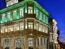 EMAJ Boutique Hotel- eine wunderschöne und beleuchtete Aussenfassade