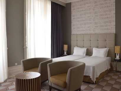 Hotel do Colegio auf Sao Miguel, modernes Komfortzimmer mit elegantem Flair, ideal für entspannte Aufenthalte bei pico tours.