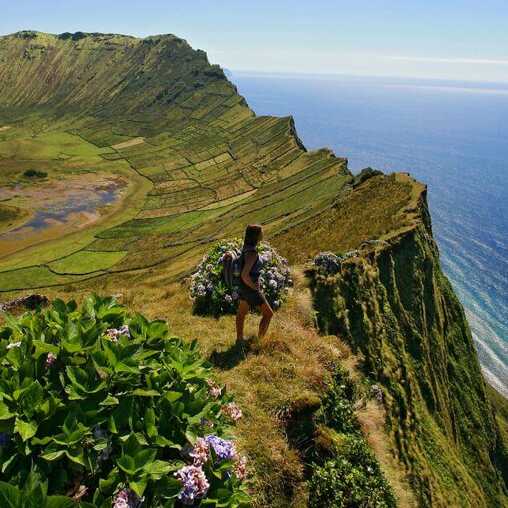 Atemberaubender Vulkankrater auf der Insel Corvo