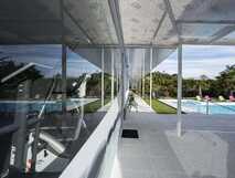 Quinta de Santa Barbara auf Sao Miguel, moderner Fitnessbereich mit Blick auf den Außenpool und Garten – perfekte Kombination aus Aktivität und Entspannung bei picotours.