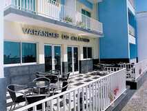 Terrassenbereich des Hotels Varandas do Atlântico mit modernem Ambiente, ideal für entspannte Momente bei picotours.
