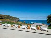 Santa Barbara Eco Beach Resort auf Sao Miguel – Entspannen mit Meerblick auf der Sonnenterrasse inmitten unberührter Natur.