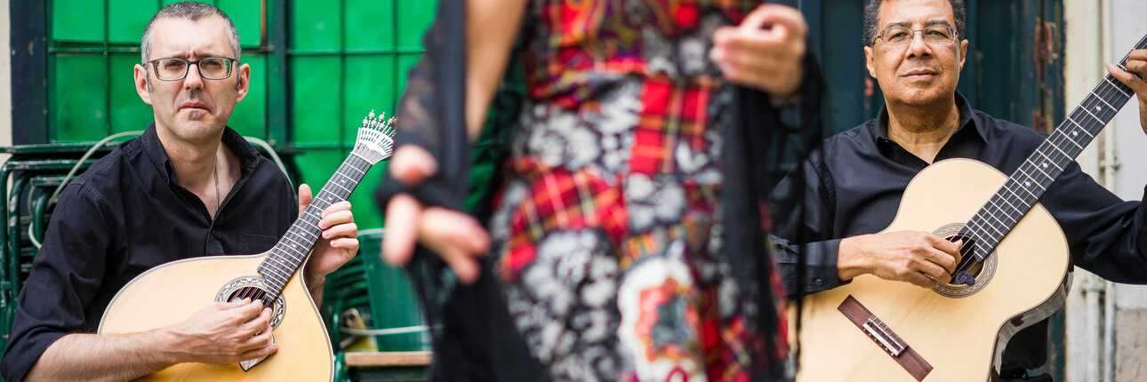 Fado-Musiker mit traditionellen Gitarren bei einem Auftritt in Lissabon – ein musikalisches Highlight für Portugal-Reisende.