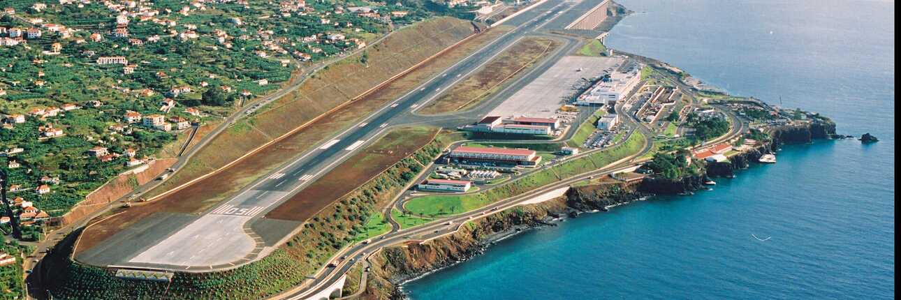 Blick auf den Flughafen Madeira mit Landebahn an der Küste