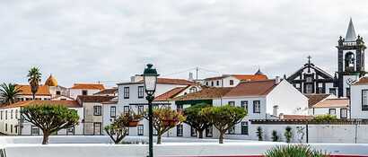 Typische Häuser mit Türumrandungen auf Graciosa