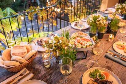 Rustikaler Tisch in einem Restaurant auf Madeira