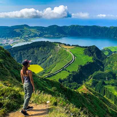 Atemberaubende Aussicht auf grüne Landschaft und Lagoa Azul und Lagoa Verde, perfekt für Naturliebhaber und Wanderfreunde