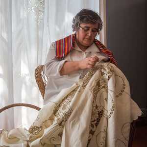 Frau bei der Anfertigung traditioneller Madeira Stickerei