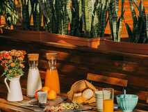 Frisches Frühstück mit Brot, Obst und Getränken im Garten der Casa Contador, liebevoll angerichtet.
