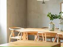 Casa da Ilha auf Sao Miguel, stilvolles und helles Esszimmer mit natürlicher Holzmöblierung für entspannte Urlaubsmomente.