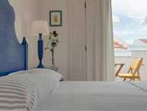 Helles Doppelzimmer mit Balkon im historischen Hotel Casa do Adro