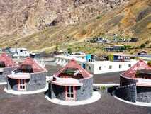Casa Marisa auf Fogo – Einzigartige, runde Vulkanstein-Bungalows vor beeindruckender Bergkulisse für einen besonderen Wanderurlaub.