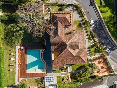 Drohnenaufnahme der Casa Portuguesa auf den Azoren mit Pool, Garten und terrakottafarbenem Dach im portugiesischen Stil