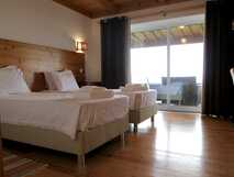 Gemütliches Doppelzimmer mit Balkon und Panoramablick – Ihr Wohlfühlort bei picotours.