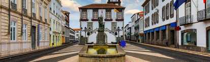 Genießen Sie die hübsche Altstadt der Insel Sao Miguel, Ponta Delgada, bei einem Stadtbummel