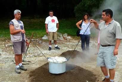Erleben Sie die Cozido Zeremonie auf Sao Miguel - eine Sehenswürdigkeit auf den Azoren