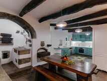 Senhora do Carmo Charm House – Gemütliche Küche mit rustikalem Charme und moderner Ausstattung auf Sao Miguel, ideal für entspannte Urlaubsmomente.