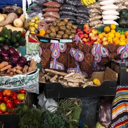 Frisches Gemüse in allen Farben auf einem Marktstand in Praia, Kap Verde.
