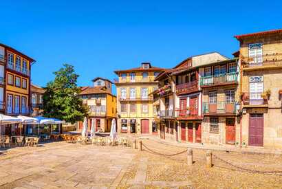 Das Stadtzentrum von Guimaraes besticht durch rustikale Häuser und kräftige Farben