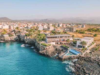 Das King Fisher Village auf der Insel Santiago liegt direkt am Meer.